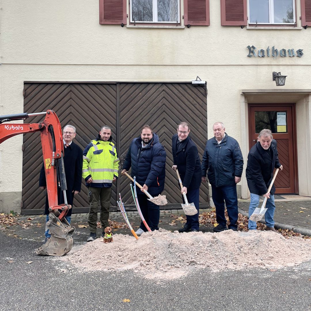 Der offizielle Baustart in Maubach ist erfolgt. Noch in 2024 wird mit den Glasfaserarbeiten gestartet.